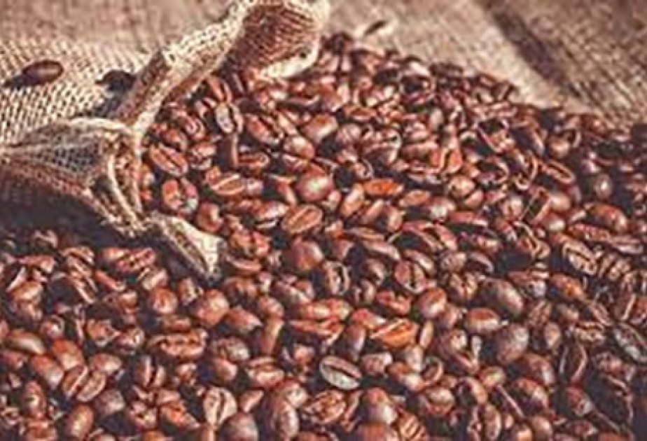 Embajador de Colombia visita compañías tostadoras de café en Bakú