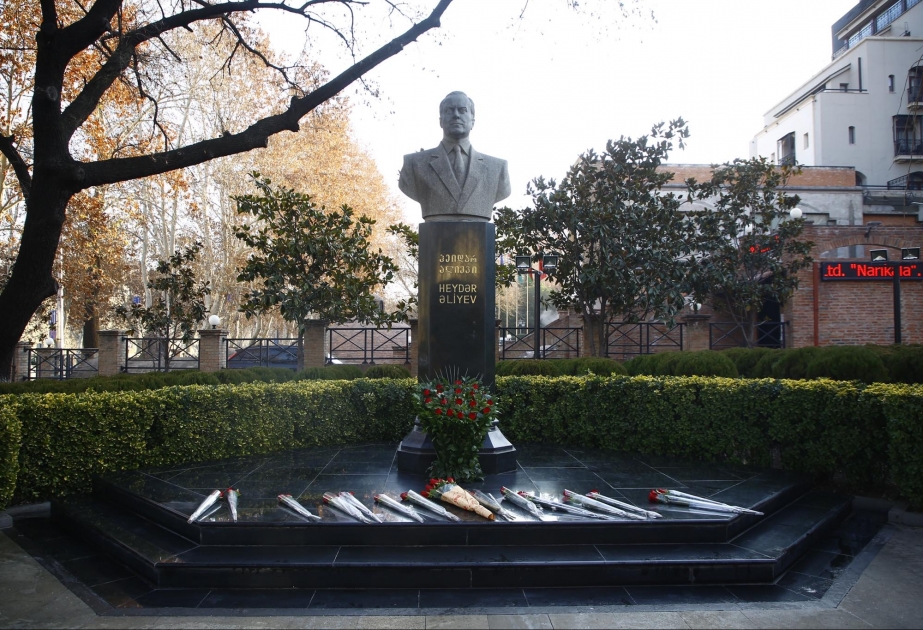Dünya Azərbaycanlılarının Həmrəyliyi Günü ilə əlaqədar Ulu Öndərin Tbilisidəki abidəsi ziyarət olunub