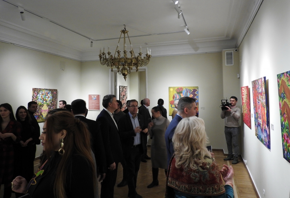 地毯织工艺术家埃利达尔·哈季耶夫展览会在基辅拉开帷幕