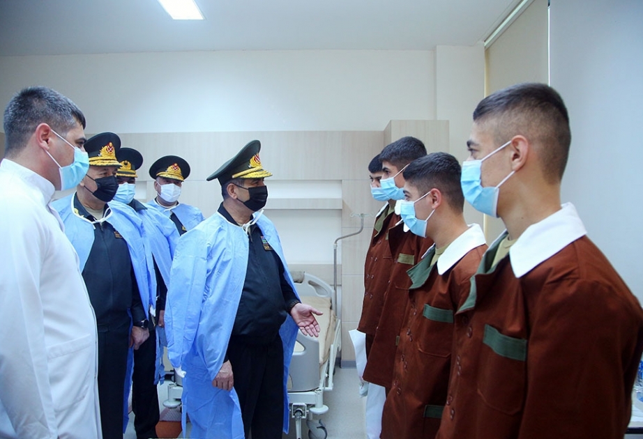 Müdafiə naziri Vətən müharibəsində yaralanan hərbi qulluqçulara baş çəkib