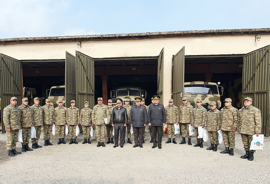 Müdafiə nazirinin müavini hərbi qulluqçularla görüşüb