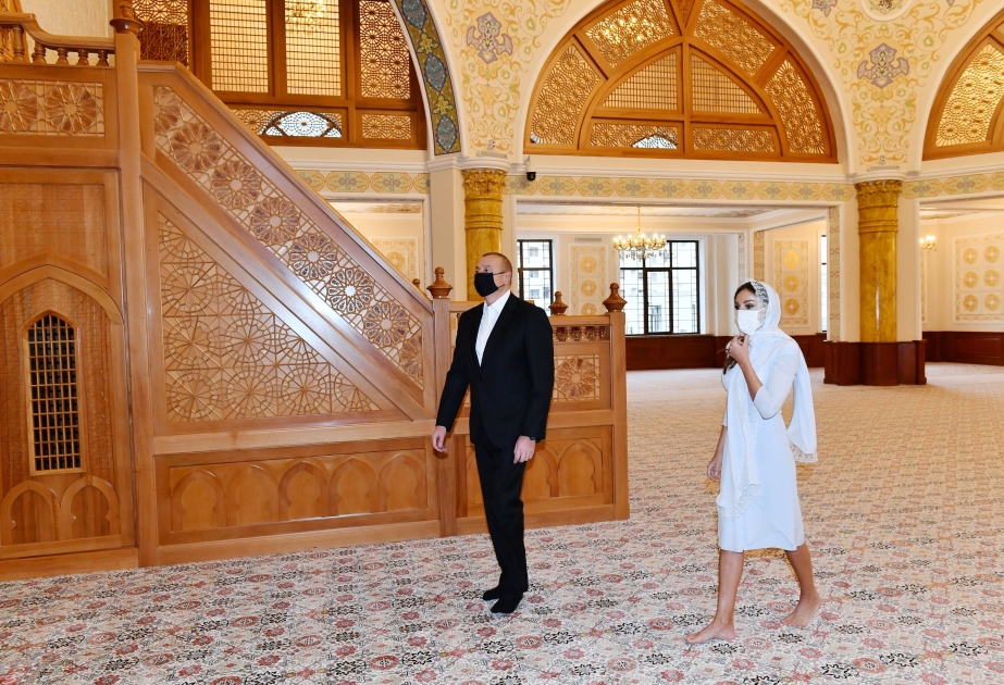 Le président Ilham Aliyev et la première dame Mehriban Aliyeva se familiarisent avec les conditions créées dans le nouveau bâtiment de la mosquée « Khanym Fatimeï Zehra » dans le bourg de Yeni Gunechli VIDEO