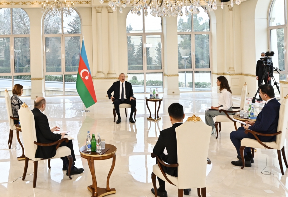 Le président azerbaïdjanais Ilham Aliyev accorde une interview aux chaînes de télévision locales VIDEO