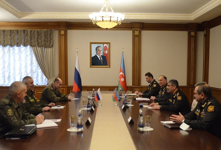 El ministro de defensa de Azerbaiyán se reúne con el nuevo comandante de las fuerzas de paz rusas