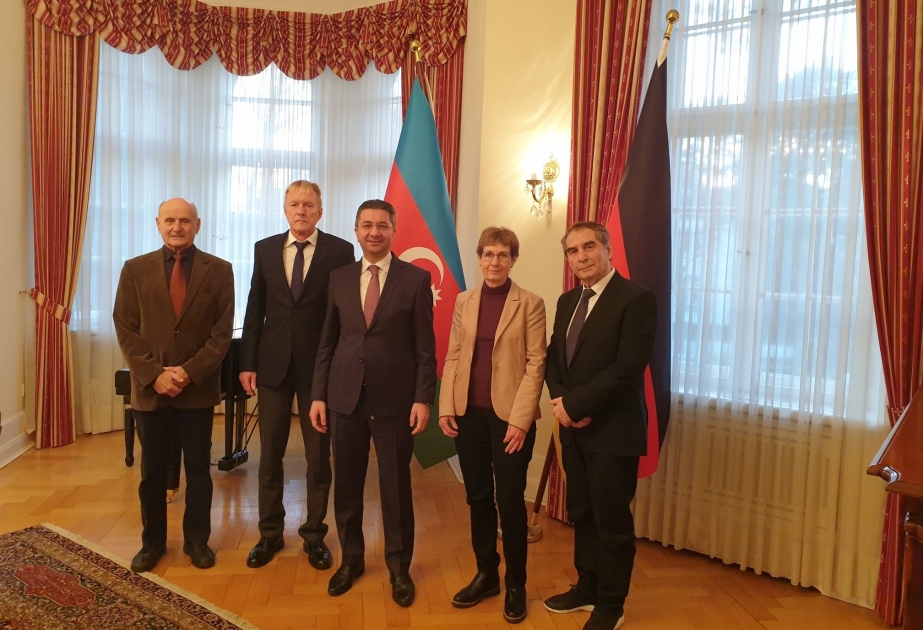 El embajador de Azerbaiyán entrega la medalla del aniversario de la Universidad Estatal de Petróleo e Industria de Azerbaiyán a los graduados alemanes