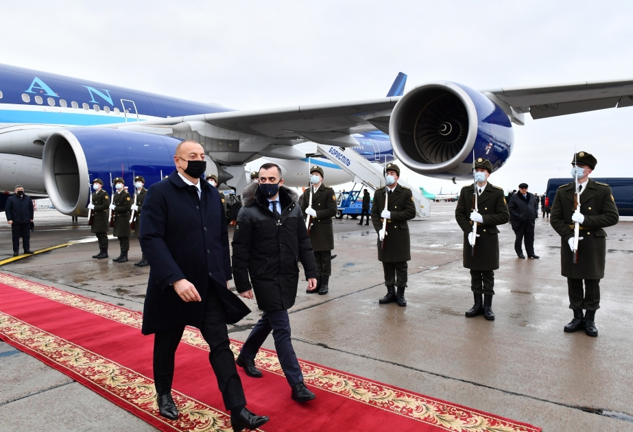 El presidente de Azerbaiyán, Ilham Aliyev, llega a Ucrania