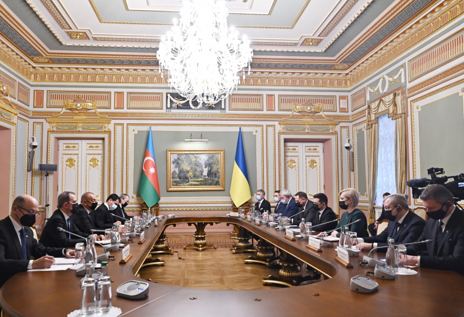  Präsident Ilham Aliyev und Präsident Wolodymyr Selensky treffen sich in Kiew im erweiterten Format VIDEO