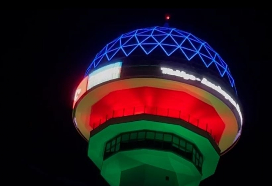 Atakule-Turm in Ankara für Aserbaidschan in Lichtstrahlen Blau, Rot, Grün beleuchtet