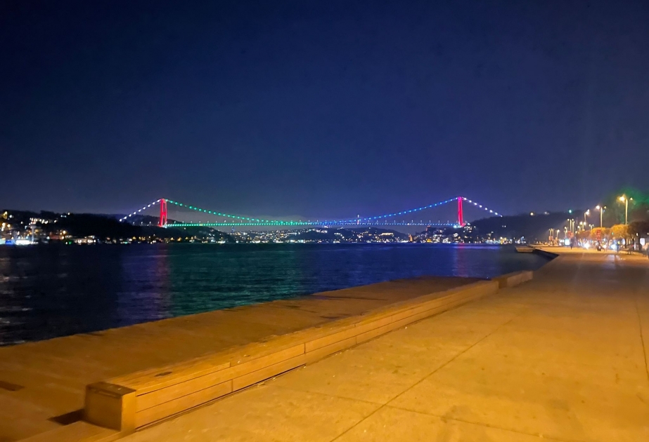 Tarixi "Fatih Sultan Mehmet” körpüsü Azərbaycan bayrağının rəngləri ilə işıqlandırılıb VİDEO
