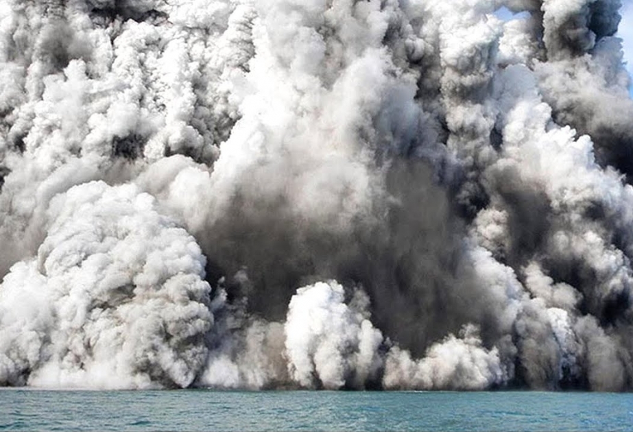 Колоссальное извержение подводного вулкана в Тихом океане: по всему региону ждут удара цунами
