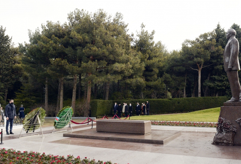 Montenegrinische Delegation ehrt Andenken von Nationalleader Heydar Aliyev und Märtyrern