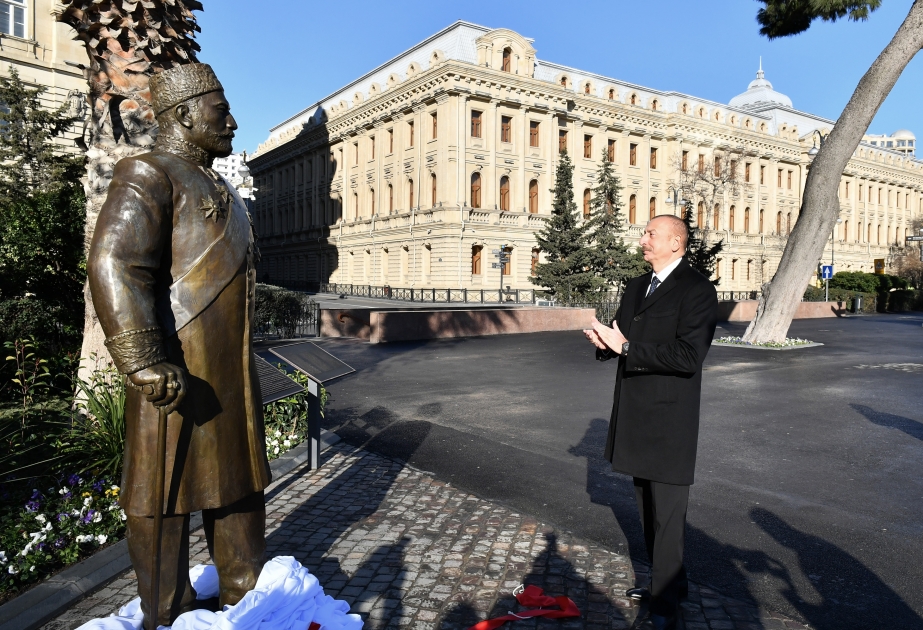 El presidente de Azerbaiyán asiste a la ceremonia de inauguración del monumento al filántropo Haji Zeynalabdin Tagiyev en Bakú