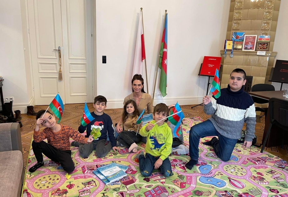 Se abren los cursos de lengua azerbaiyana en Varsovia