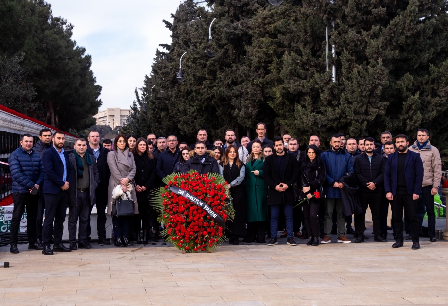 “OBA” marketlər şəbəkəsinin kollektivi Şəhidlər xiyabanını ziyarət edib