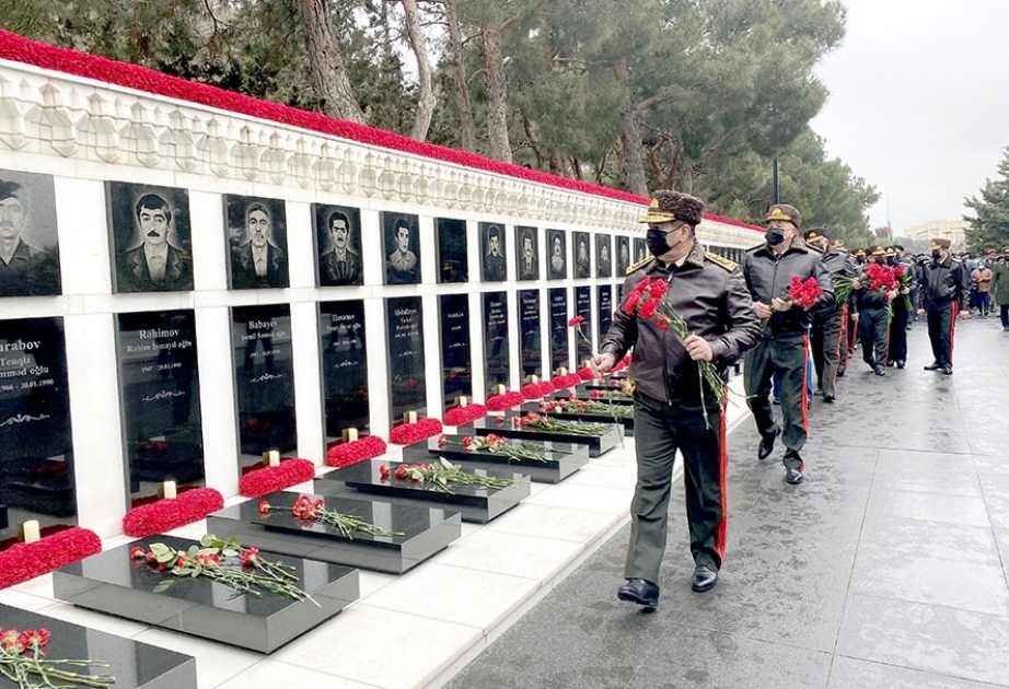 La dirección del Ministerio de Defensa de Azerbaiyán visita el Callejón de los Mártires