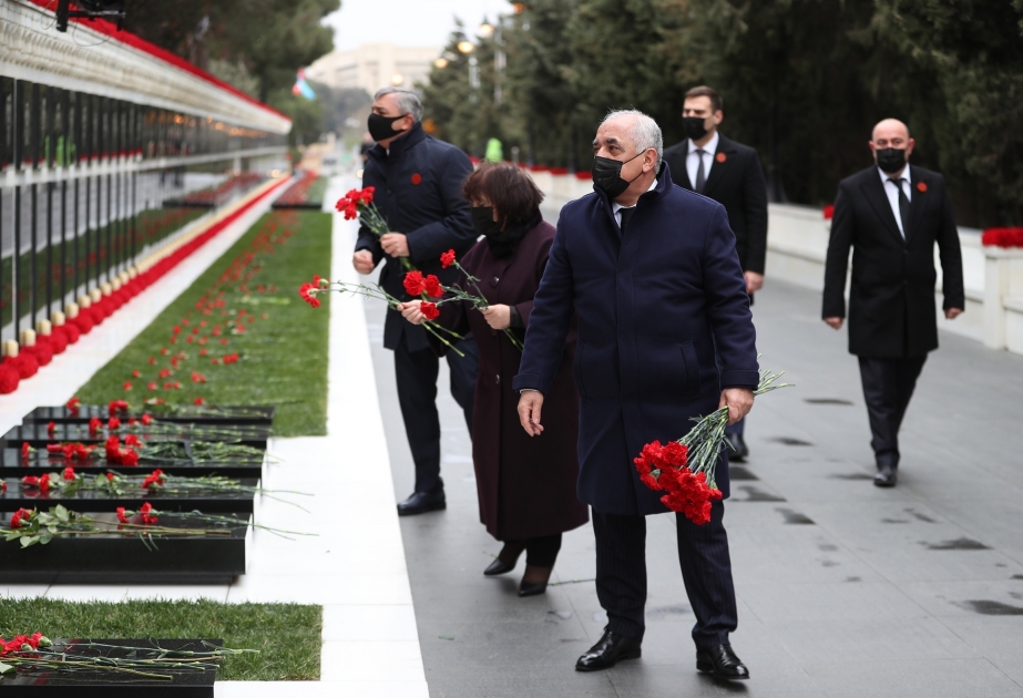 De hauts responsables gouvernementaux visitent l’Allée des Martyrs