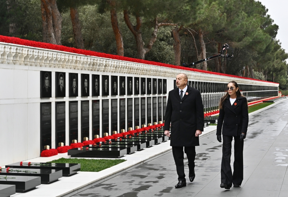 Le président Ilham Aliyev et la première dame Mehriban Aliyeva visitent l’Allée des Martyrs à l’occasion du 32e anniversaire de la tragédie du 20 Janvier VIDEO