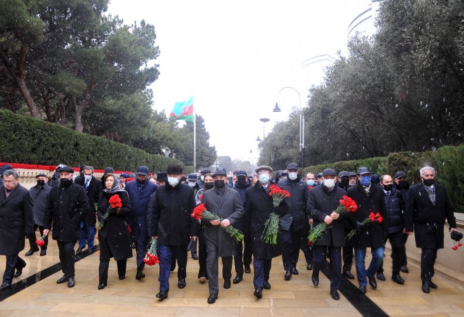 Yeni Azərbaycan Partiyasının nümayəndələri Şəhidlər xiyabanını ziyarət ediblər