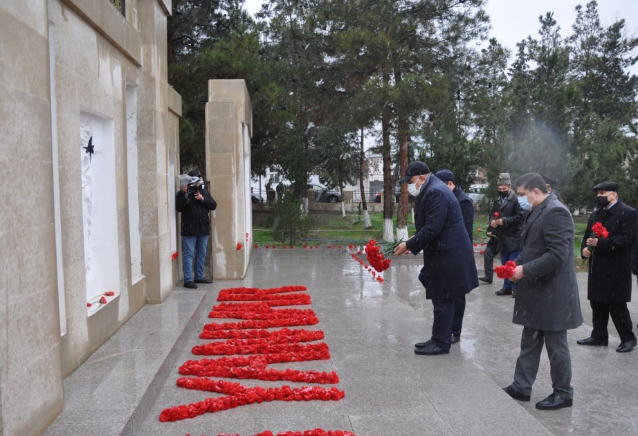 Zərdabda Şəhidlərin Xatirə Parkında abidə önünə qərənfillər düzülüb