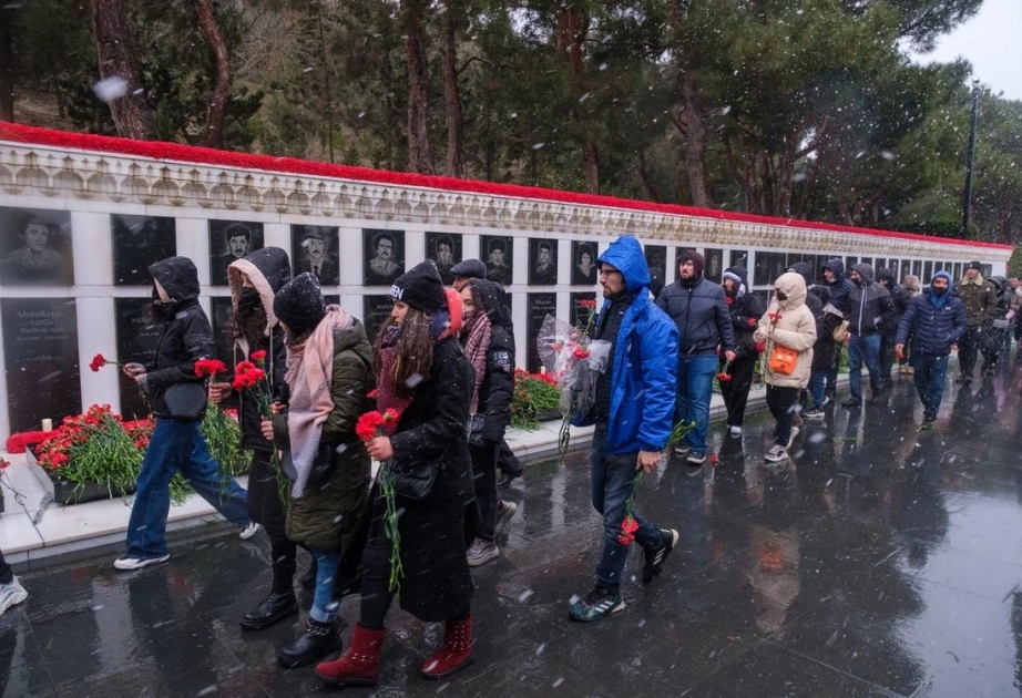 Gənclər təşkilatlarının nümayəndələri 20 Yanvar şəhidlərini yad ediblər
