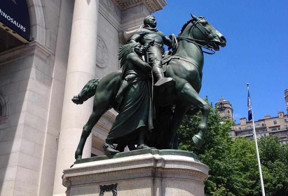 В Нью-Йорке демонтировали памятник Рузвельту у музея естественной истории
