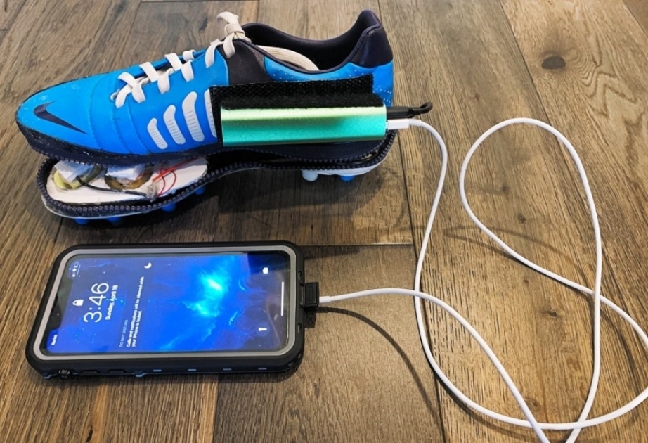 Подросток изобрел обувь, которая заряжает смартфон при ходьбе