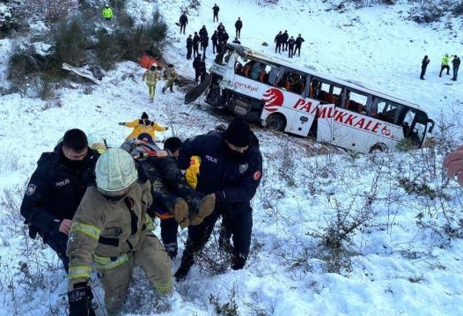 İstanbulda sərnişin avtobusu aşıb, ölən və yaralananlar var VİDEO