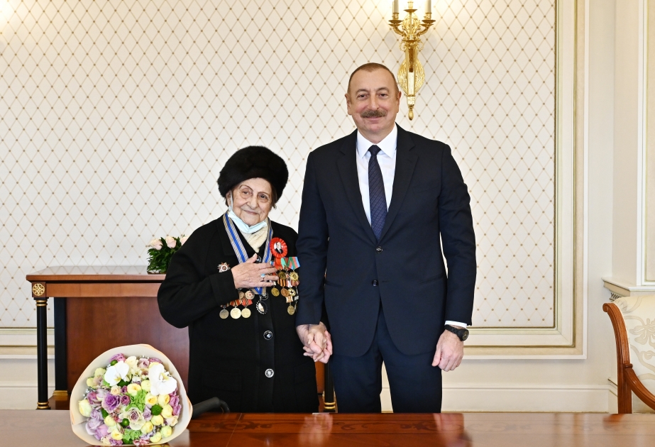 Prezident İlham Əliyev Müharibə, Əmək və Silahlı Qüvvələr Veteranları Təşkilatının sədri Fatma Səttarovaya “İstiqlal” ordenini təqdim edib YENİLƏNİB VİDEO