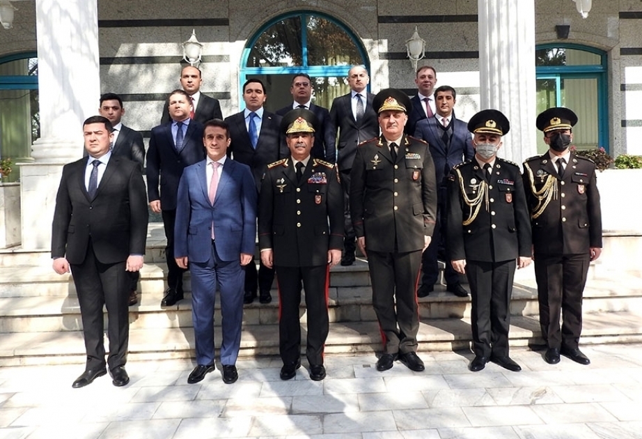 Continúa la visita oficial del ministro de Defensa de Azerbaiyán a Irán
