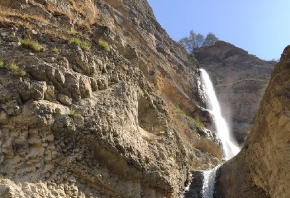 Dorf Laza in Gusar Region ist für seine Wasserfälle gut bekannt