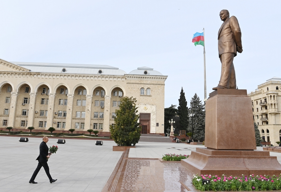 Президент Ильхам Алиев посетил памятник общенациональному лидеру Гейдару Алиеву в Гяндже ВИДЕО