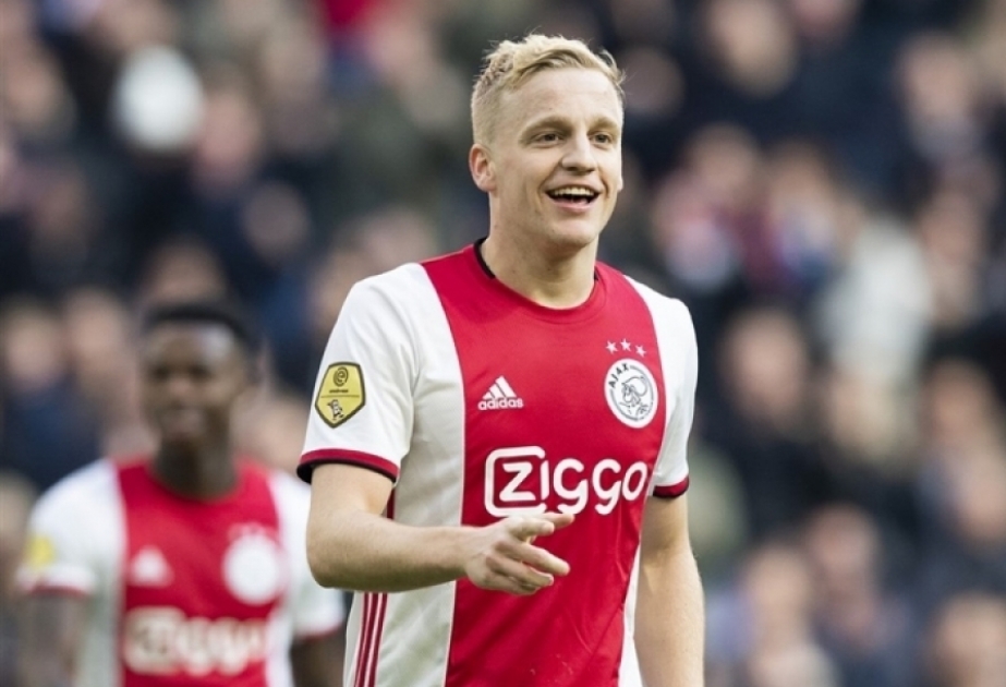 Donny van de Beek joins Everton on loan