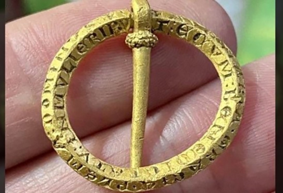 В Британии нашли 800-летнюю брошь с заклятием