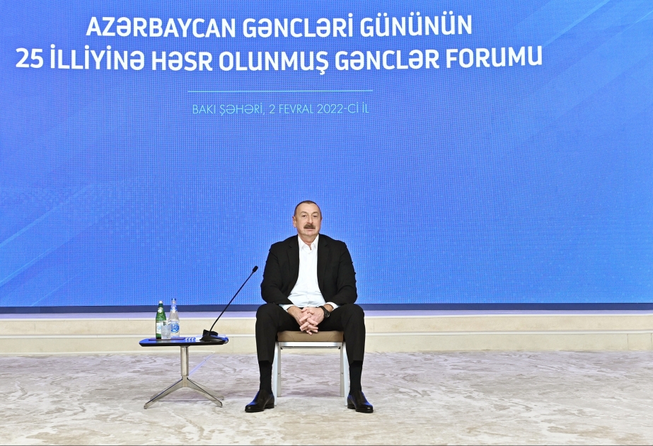 Präsident Ilham Aliyev nimmt am Jugendforum teil VIDEO