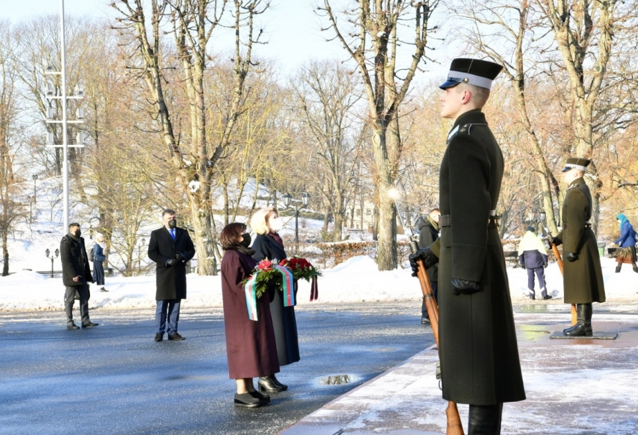 Azerbaijani parliamentary delegation visits Freedom monument in Riga