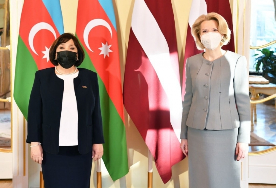 La presidenta de Milli Majlis se reúne con la presidenta del Saeima letón en Riga