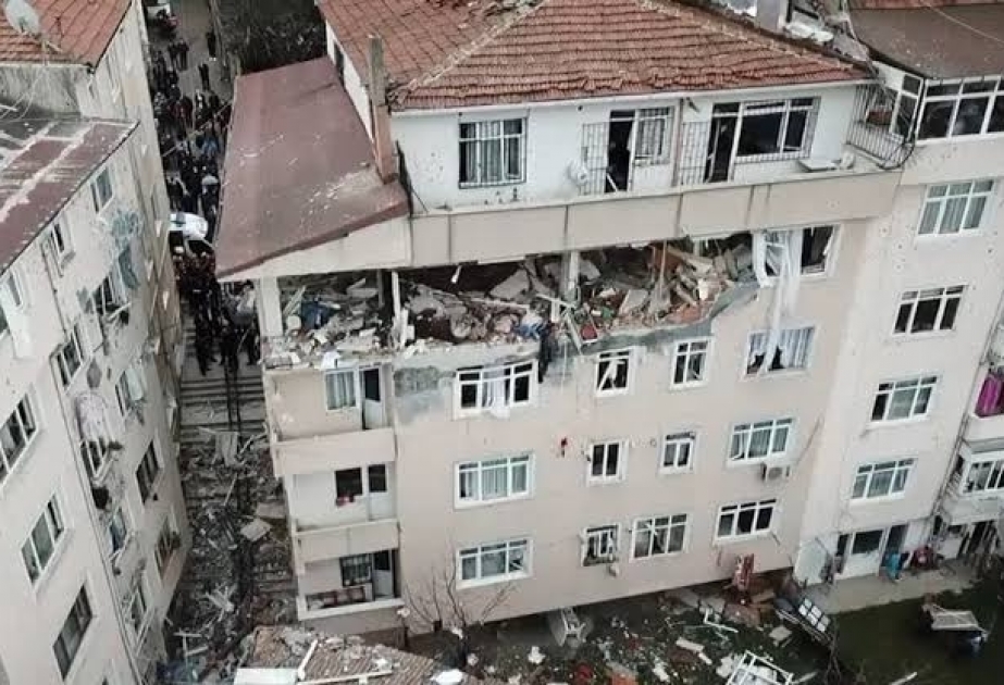 İstanbulda yaşayış binasında partlayış baş verib VİDEO