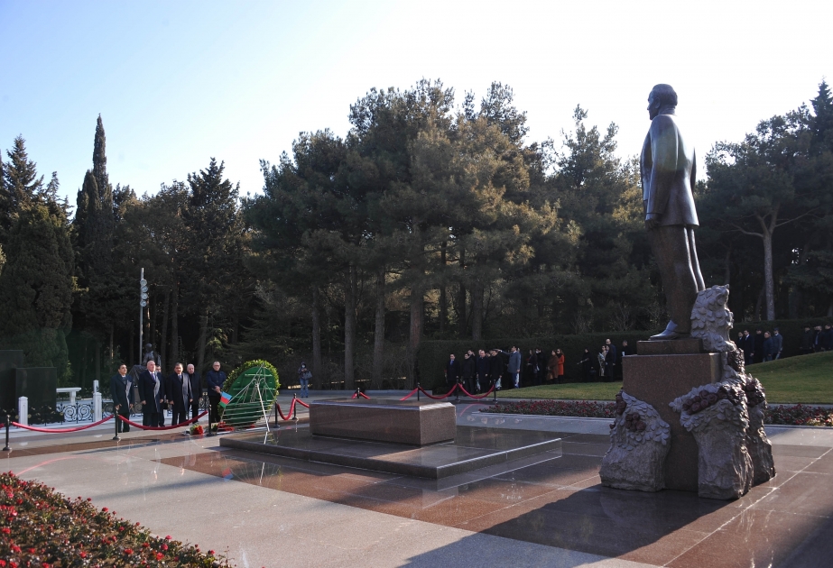 Коллектив Центрального банка посетил могилу великого лидера Гейдара Алиева и Шехидляр хиябаны