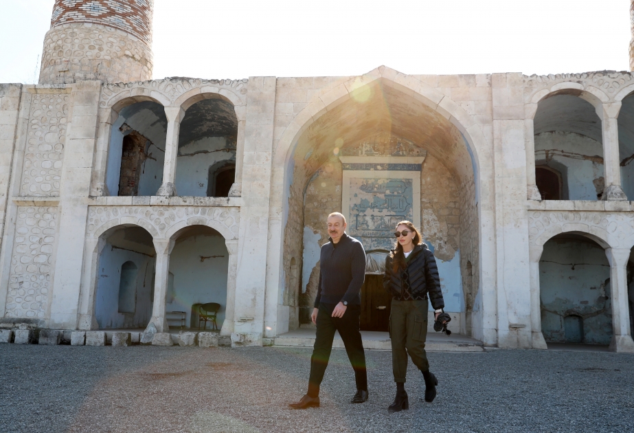 Le président Ilham Aliyev et son épouse visitent la mosquée de Djouma d’Aghdam VIDEO