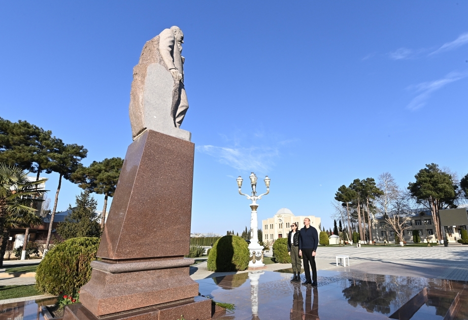 伊利哈姆·阿利耶夫总统和第一夫人梅赫丽班·阿利耶娃访问阿格贾贝迪区  拜谒全民领袖盖达尔·阿利耶夫纪念碑