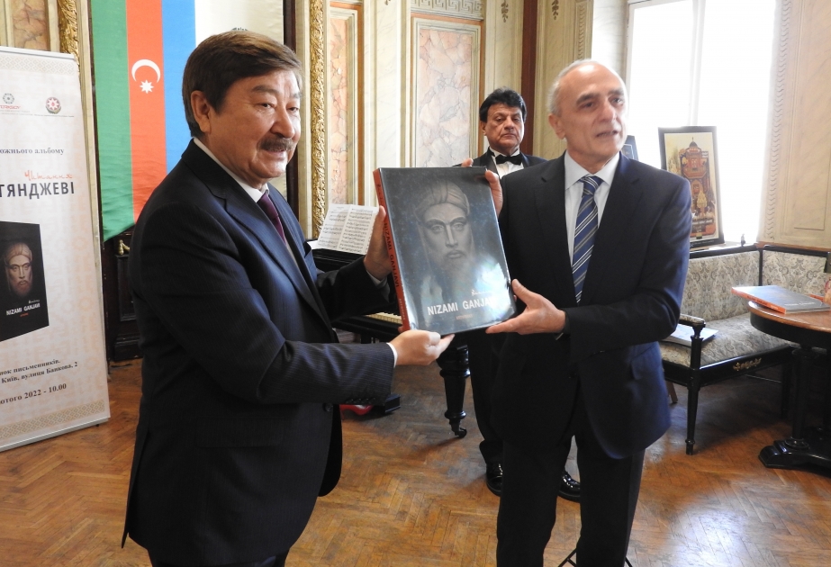 Kiyevdə TÜRKSOY təşkilatının nəşr etdiyi “Reading Nizami Ganjavi” adlı art-albom təqdim edilib VİDEO