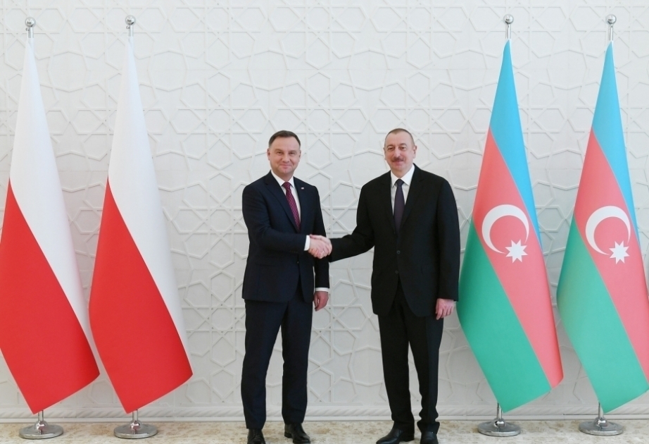 رئيس بولندا يتصل برئيس أذربيجان هاتفيا