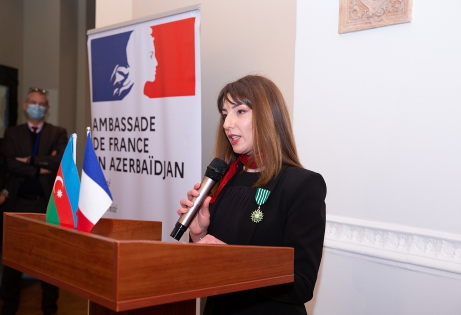 La Embajada de Francia premia a la directora del Museo de Alfombras