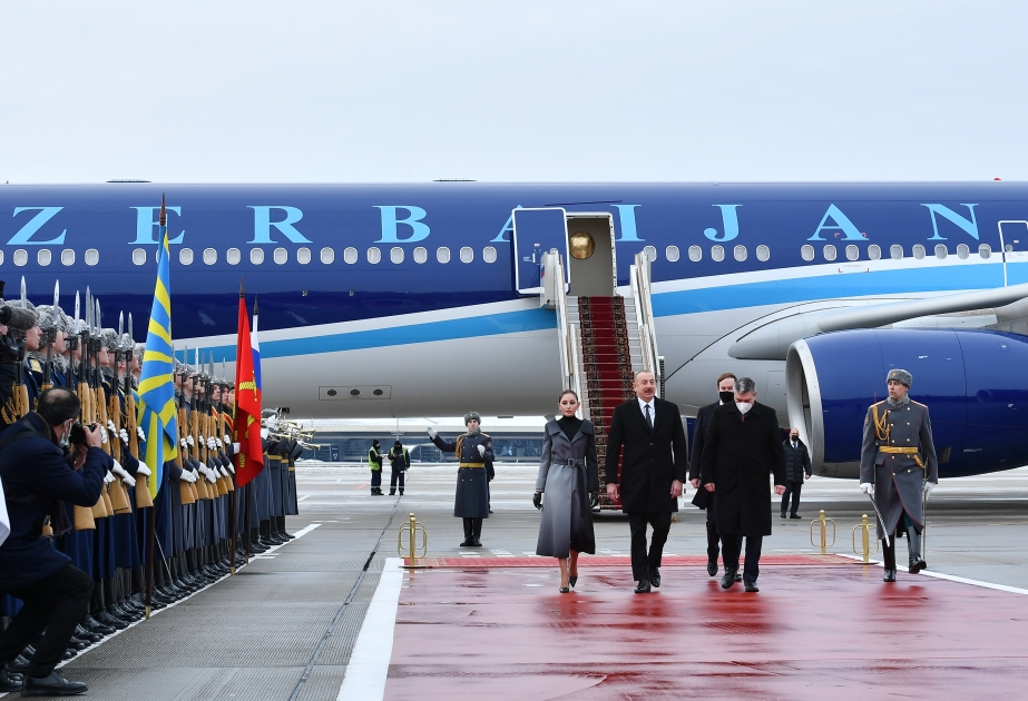 Präsident Ilham Aliyev zu Staatsbesuch in der Russischen Föderation angekommen