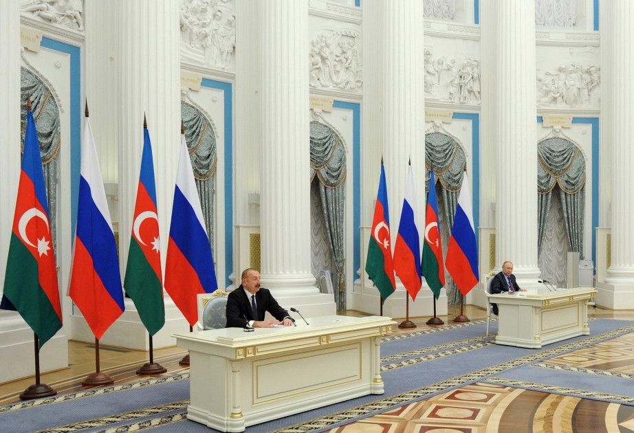 Präsident Ilham Aliyev und Präsident Wladimir Putin treten in Moskau mit Erklärungen für Presse auf VIDEO