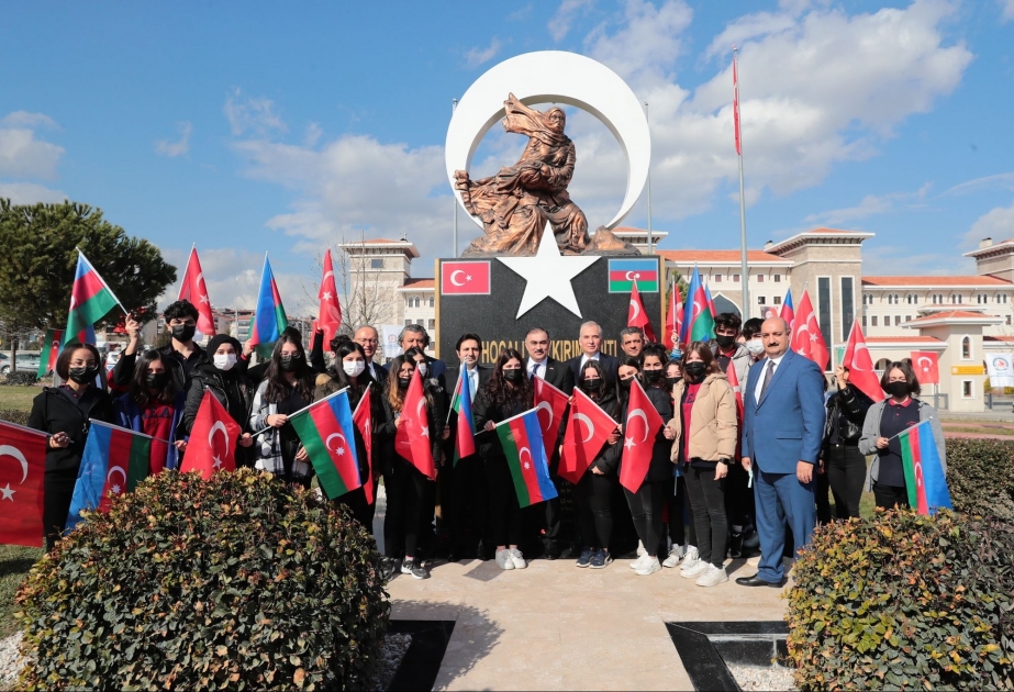 Türkiyənin Dənizli şəhərindəki Qarabağ Parkında Şuşadan gətirilən torpaqda ağac əkilib