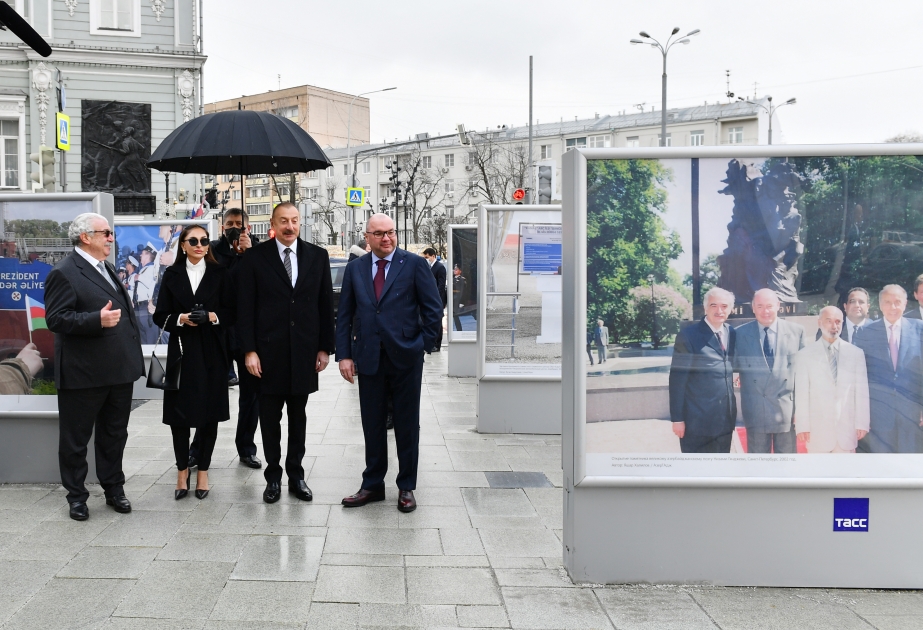 El presidente Ilham Aliyev vio la exposición de TASS sobre la cooperación entre Azerbaiyán y Rusia