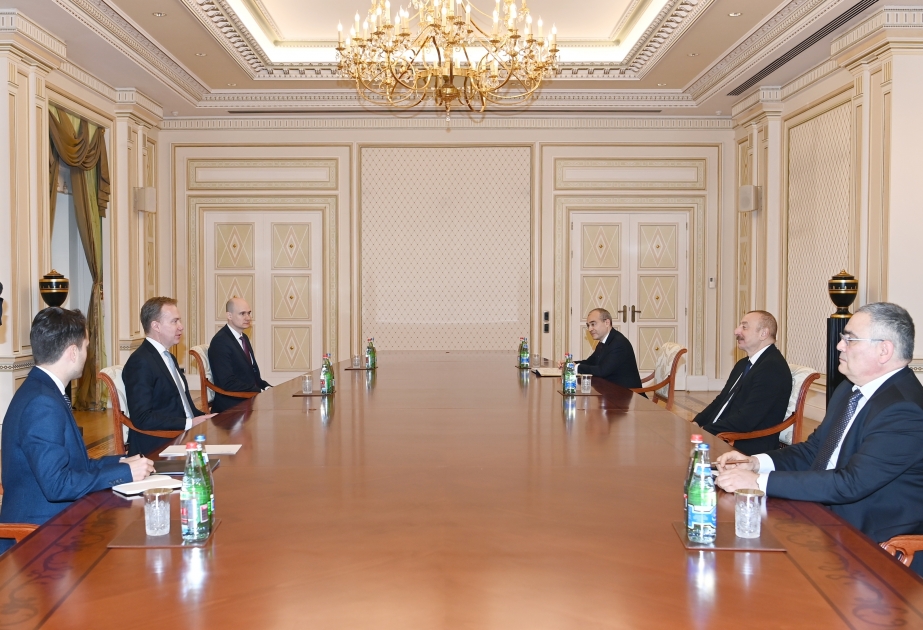 Präsident Ilham Aliyev empfängt Delegation um Präsidenten des Weltwirtschaftsforums VIDEO