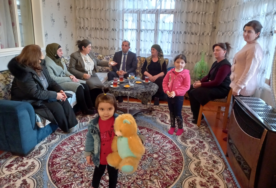 Mingəçevir Dövlət Universitetinin əməkdaşları Xocalıdan olan məcburi köçkün ailələrinə baş çəkiblər