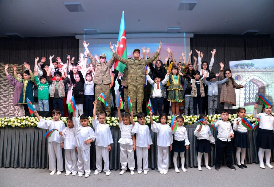 Otuz ilin xronikası şagirdlərin təqdimatında